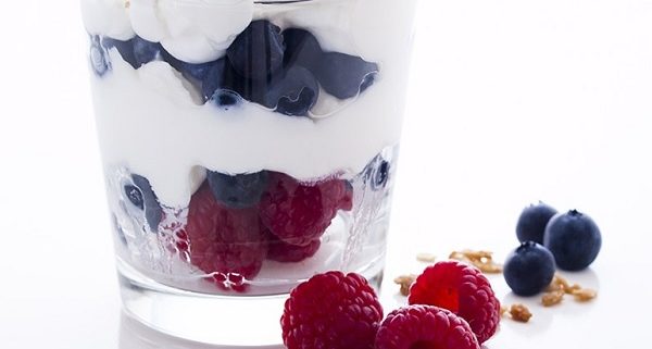 yogurt con mandorle e frutti rossi